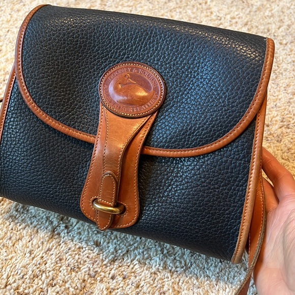 Vintage Dooney and Bourke All-Weather Leather Medium Essex Shoulder Bag - Picture 3 of 12